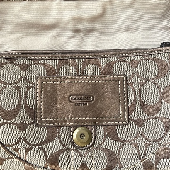 Coach purse 👜 - Picture 2 of 6